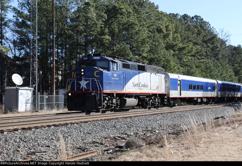 RNCX 1869 leads train P075-10